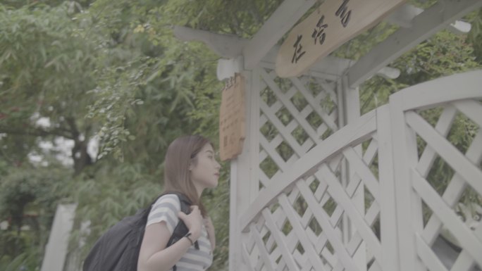女孩漫步竹林欣赏乡村风景灰片