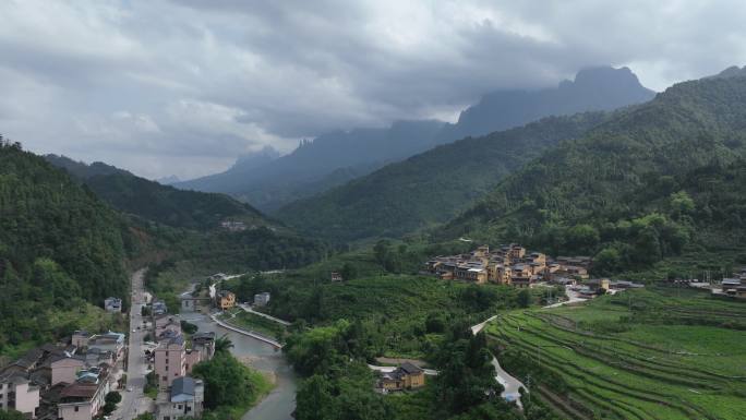 广西金秀圣堂山北门滴水村航拍1