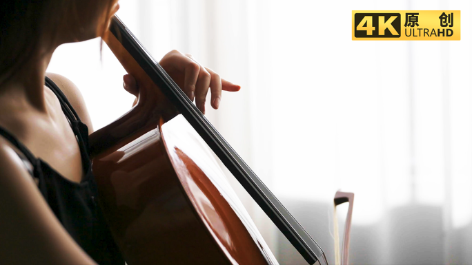 女子大提琴家演奏大提琴乐章