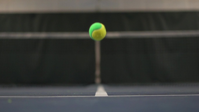 网球 网球在地上弹起 儿童网球