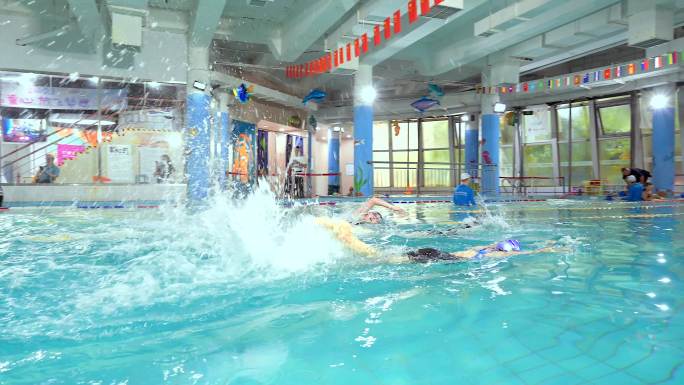 4K升格实拍在游泳馆努力训练自由泳的女孩