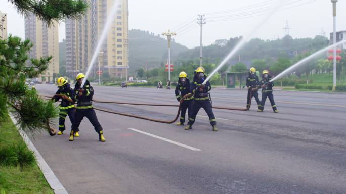 正在进行消防演练的消防员战士