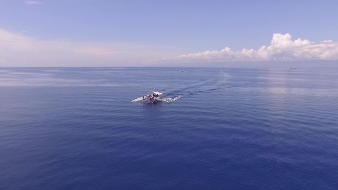 国外大海航行航拍