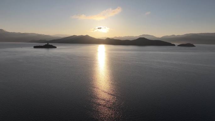 航拍泸沽湖湖风光 高原湖泊泸沽湖日出