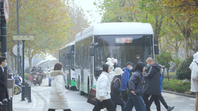 城市 公交 人群 升格 街道 红绿灯