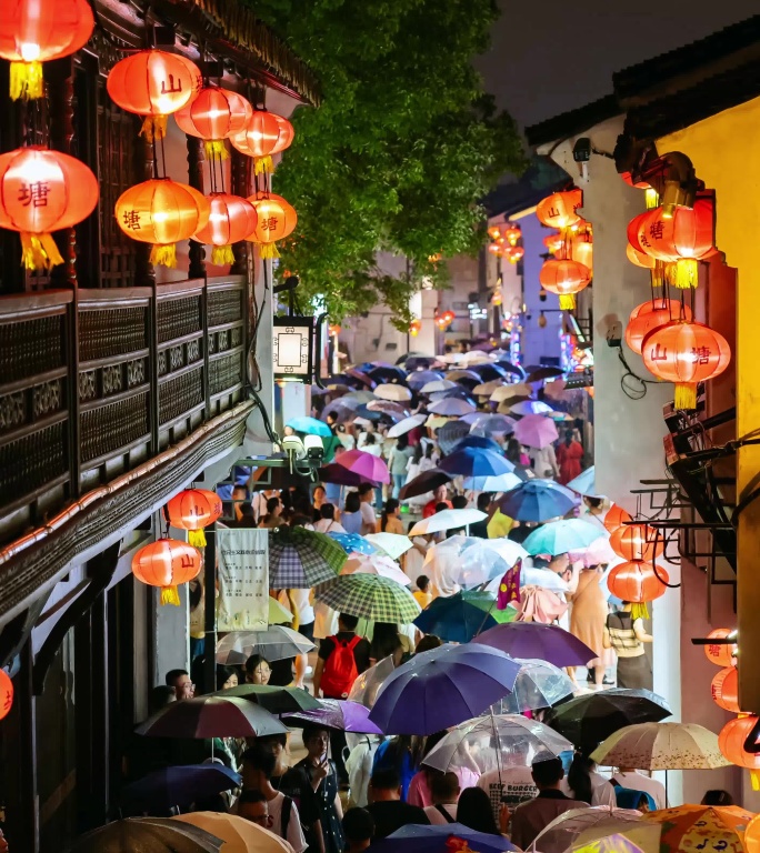苏州七里山塘景区人群夜晚雨中逛街购物消费