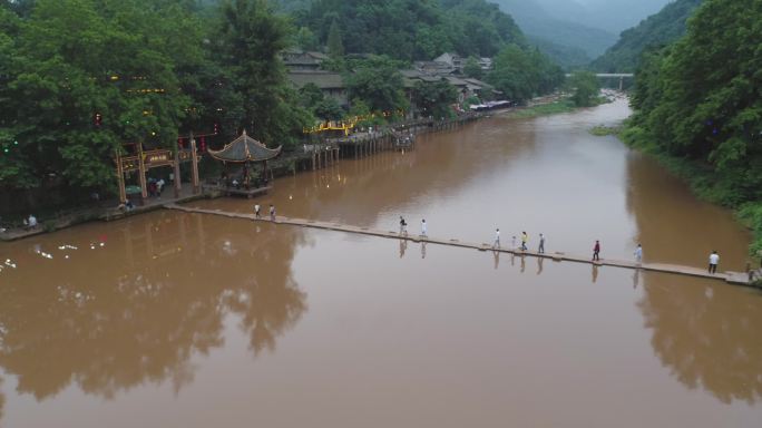 四川柳江古镇游客从小石桥过河