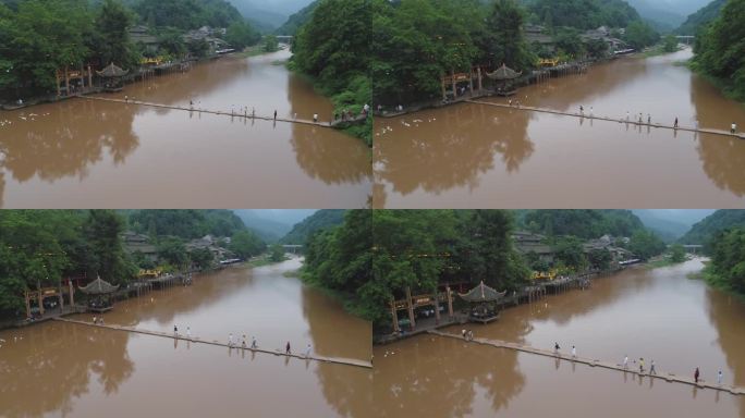 四川柳江古镇游客从小石桥过河