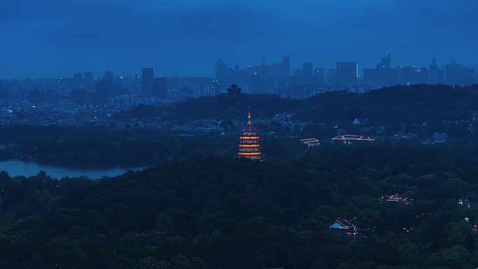 杭州雷峰塔城隍阁同框夜景