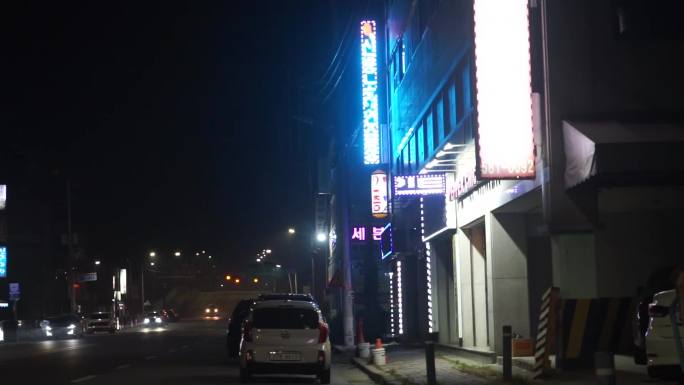 韩国夜晚的乡镇街道