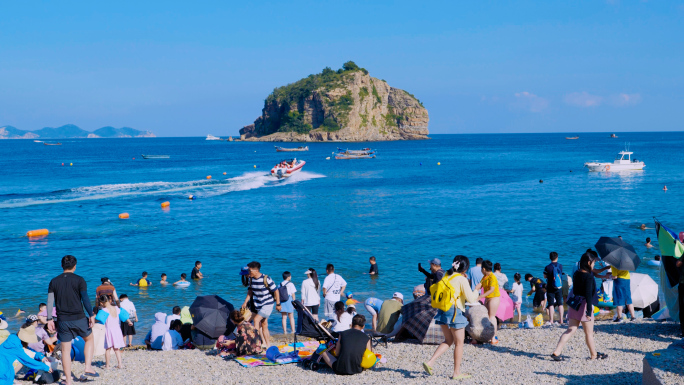 夏天海边游泳嬉戏小孩海边玩水美女拍照