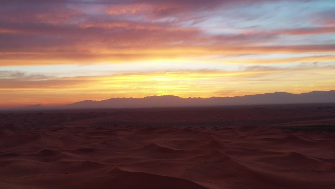 行怕日出前的沙漠