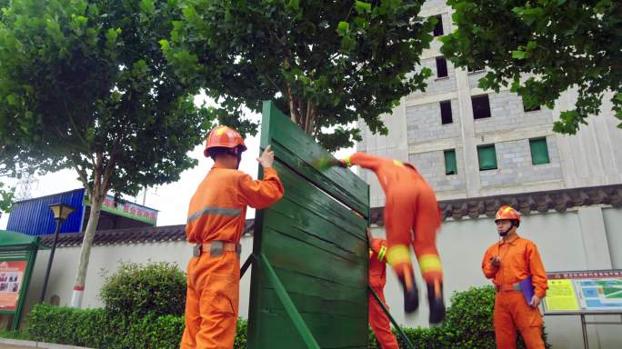 消防员战士翻越障碍物训练