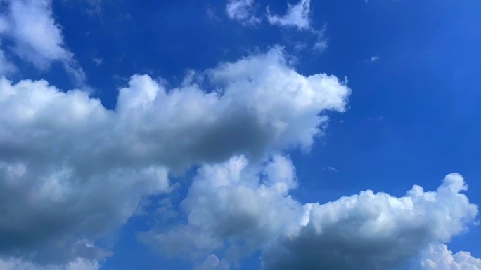 蔚蓝的天涌动的白云