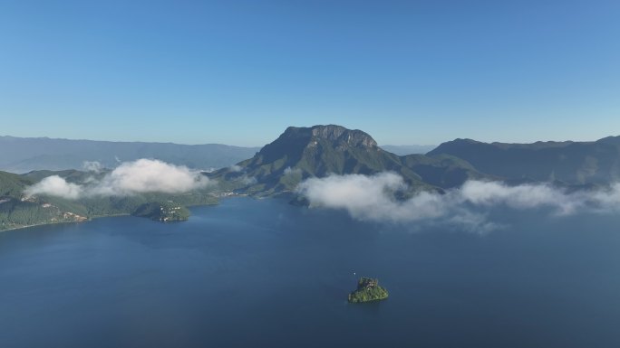 航拍泸沽湖湖风光 高原湖泊泸沽湖日出