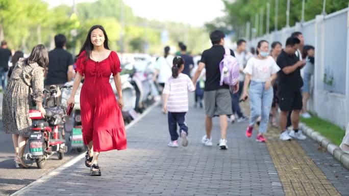 家长送学生上学开学小学开学学校开学送学生