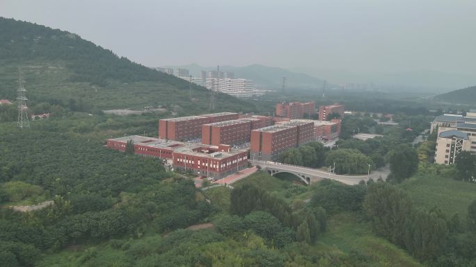 山脚下的大学校园