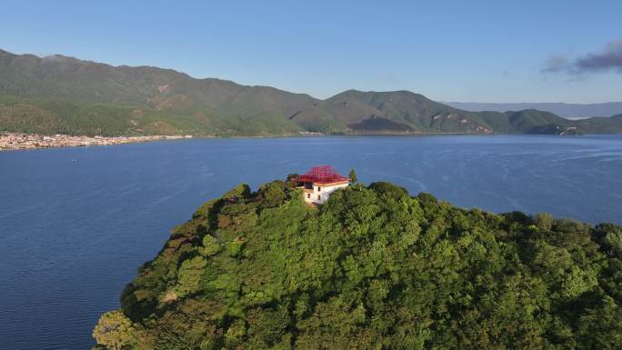 航拍泸沽湖湖风光 高原湖泊泸沽湖日出