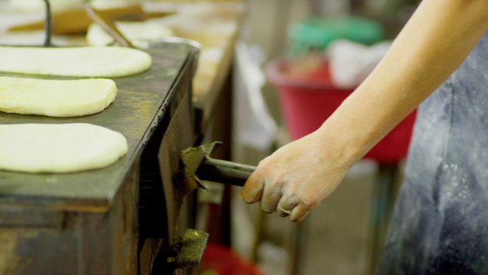 乡村美食街边摊路边摊小吃烩菜烧饼炸油条