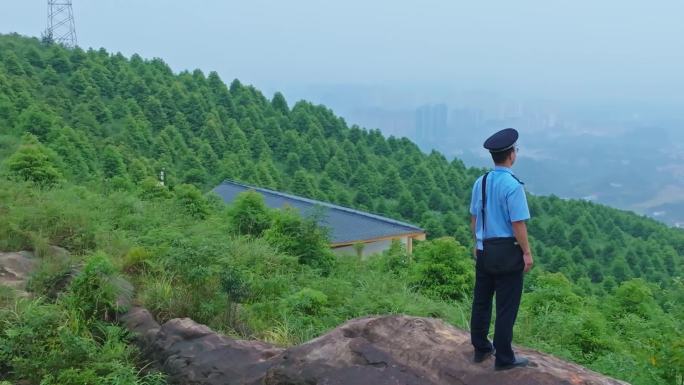 警察站在山顶