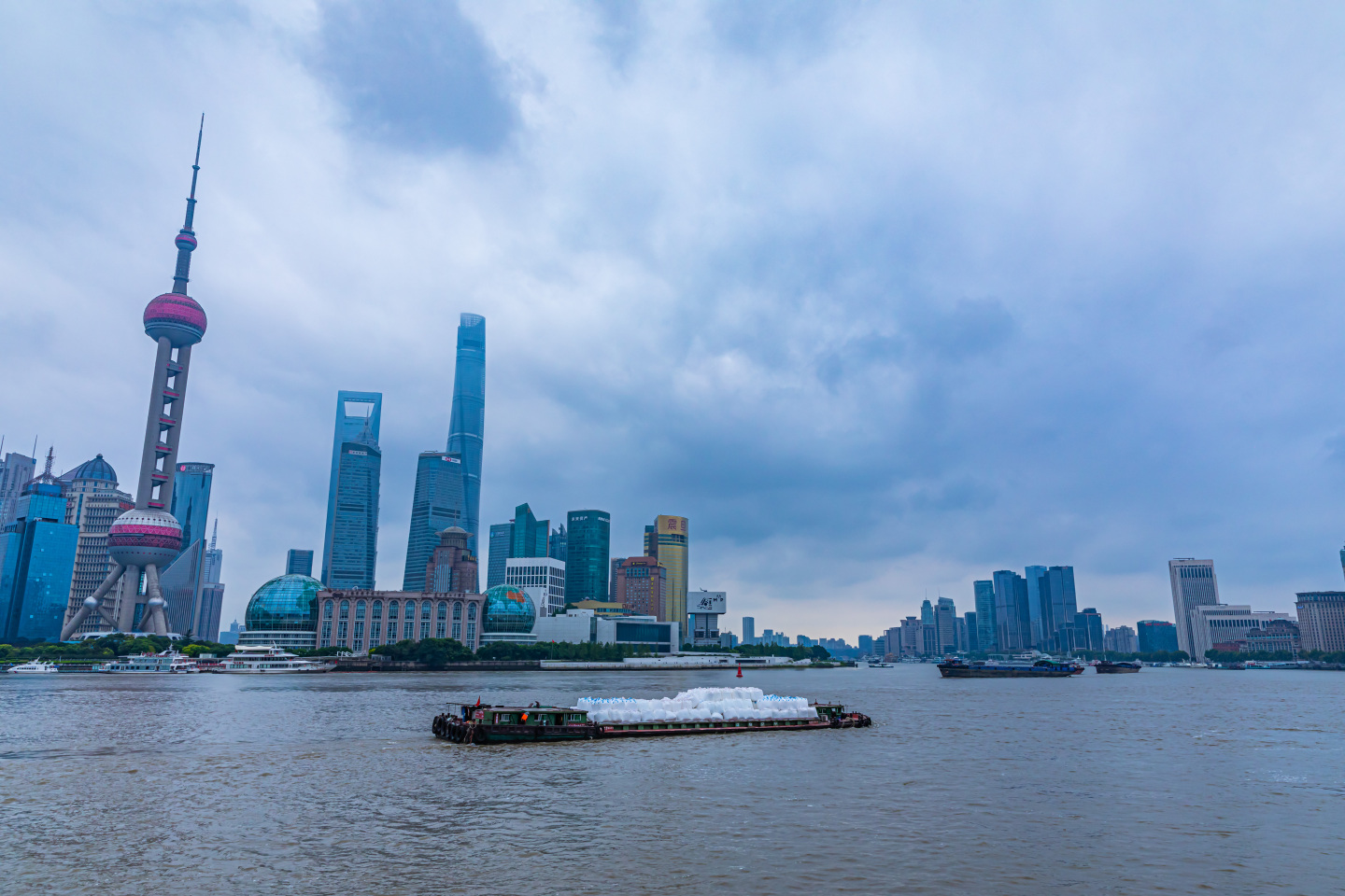 6K上海陆家嘴黄浦江船只污染云层延时摄影