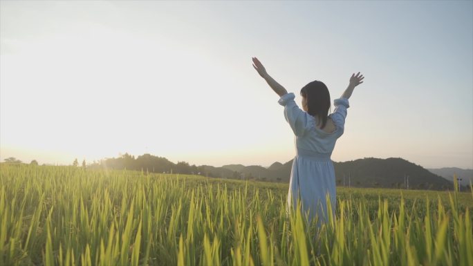 眺望远方张开双臂拥抱蓝天向往自由文艺青年