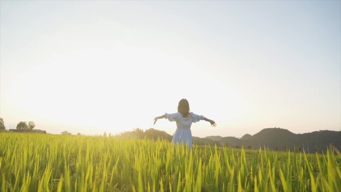 女生背影张开双臂拥抱梦想放空心情文艺青年