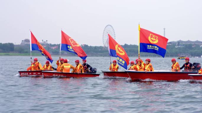 中国消防救援队在海上行驶