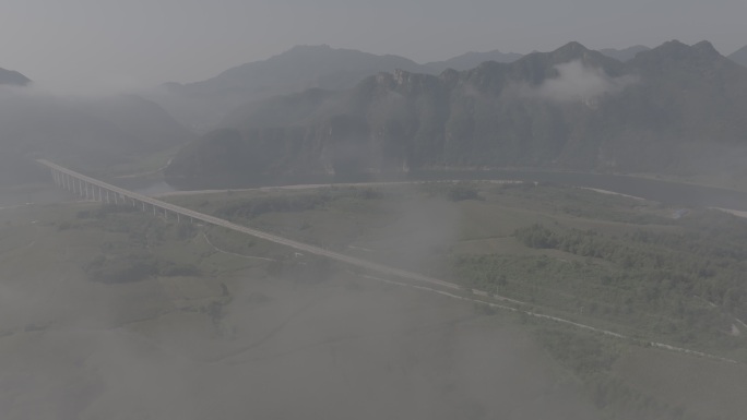 云雾下高铁驶过高铁桥