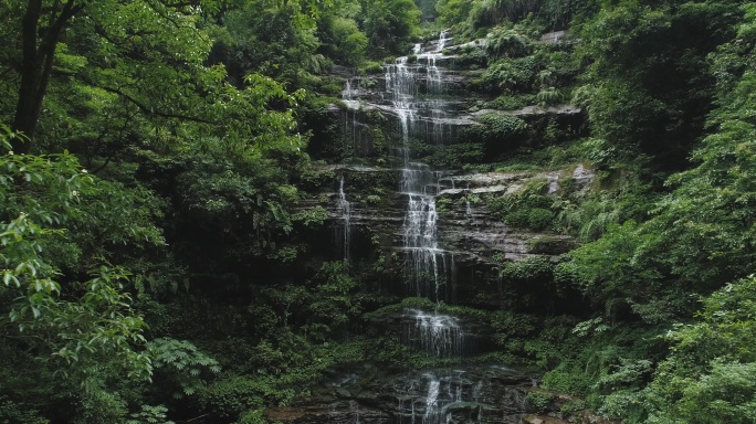 航拍山间岩石溪流瀑布清泉水