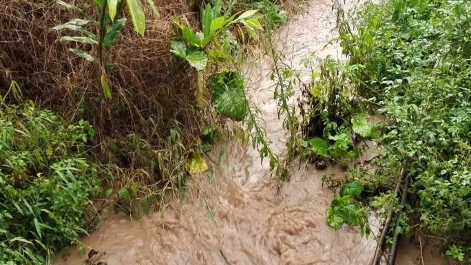 下大暴雨洪水淹没河水暴涨积水河水上涨