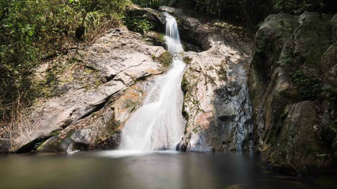 延时拍摄桂林大山里的峡谷瀑布