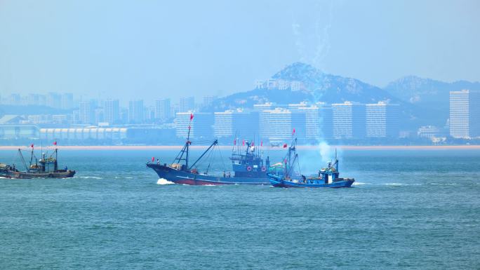 青岛西海岸开海 积米崖码头 捕鱼船队出海