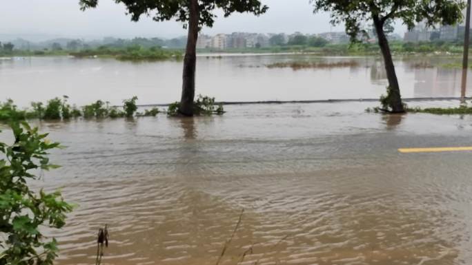 强降雨洪灾后 暴雨过后 洪水淹没公路