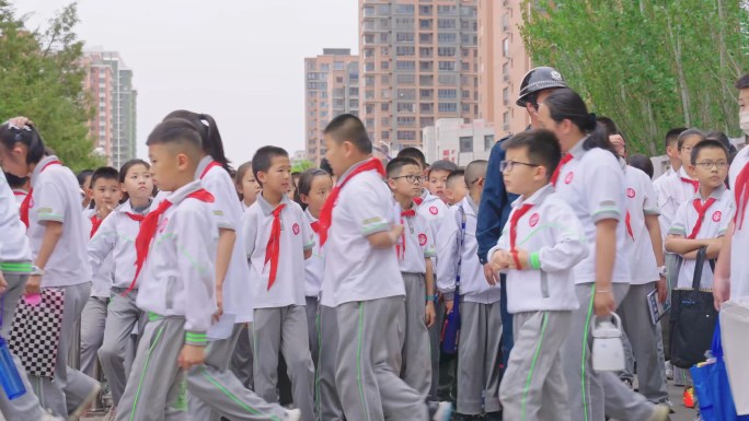 东胜区第四小学  上学进校园 学生