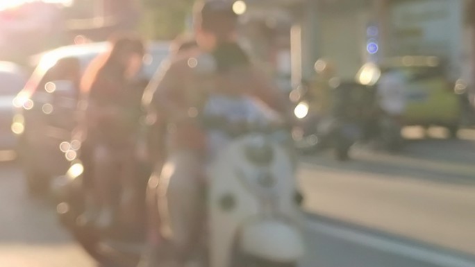 城市人文脚步生活电动车摩托车流夕阳人群
