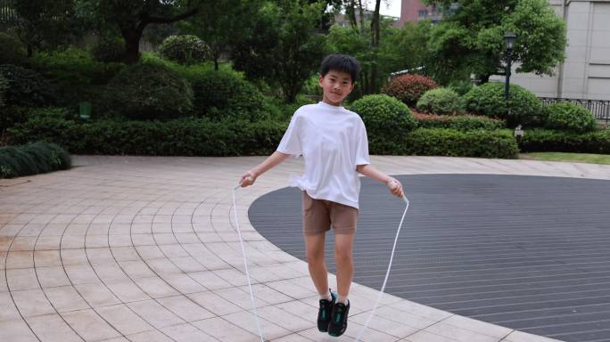 可爱的男孩在户外跳绳 4k升格慢镜