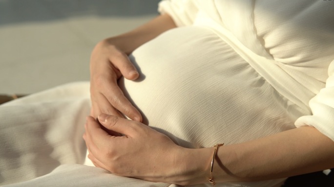 4K拍摄怀孕孕妇抚摸肚子