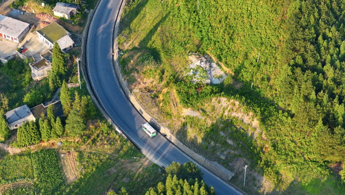 云贵川大巴车公交车行驶在盘山公路