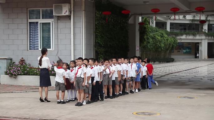 深圳 中小学生  排队 操场 体育运动