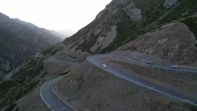 俯瞰网红盘山公路  新疆天山路