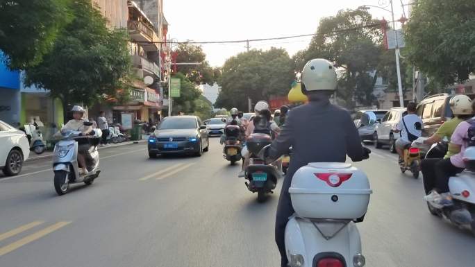 小城晨光车流清晨上班摩托车流车水马龙车流