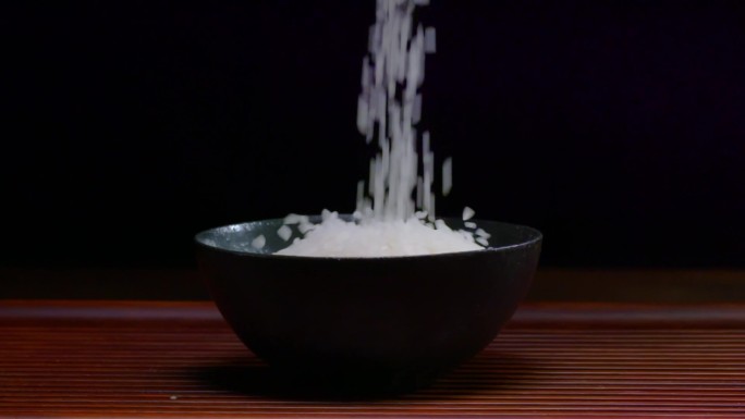 从空中落入碗中的小米
