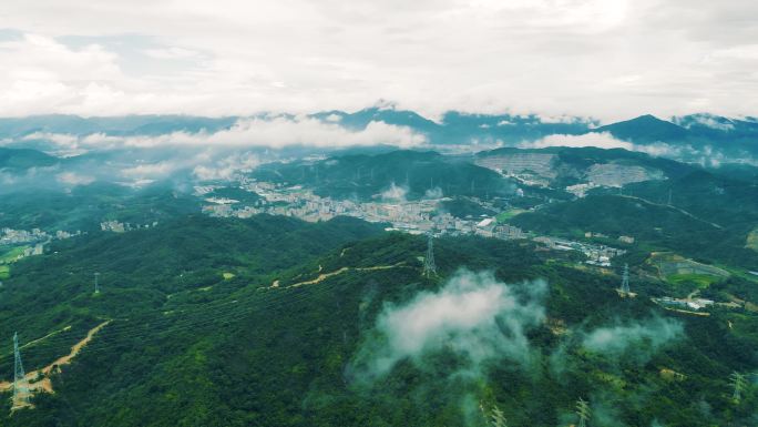 向云端穿越云海云雾，航拍深圳龙岗城市风光