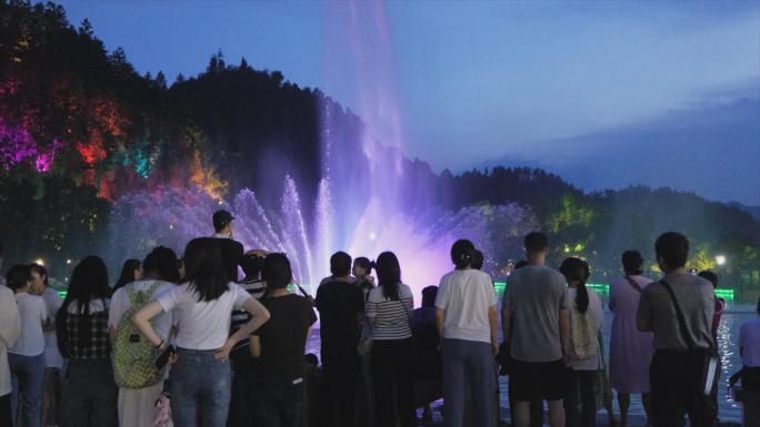 航拍看夜景音乐喷泉的人群