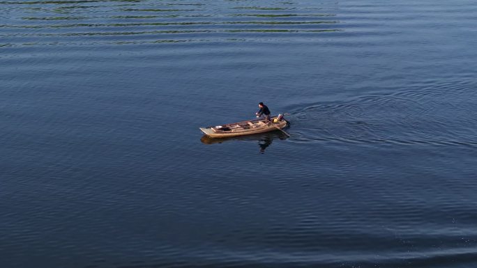 一艘木船在水面上