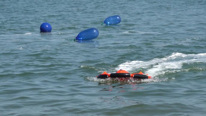 航行在海面上的无人救生机器人