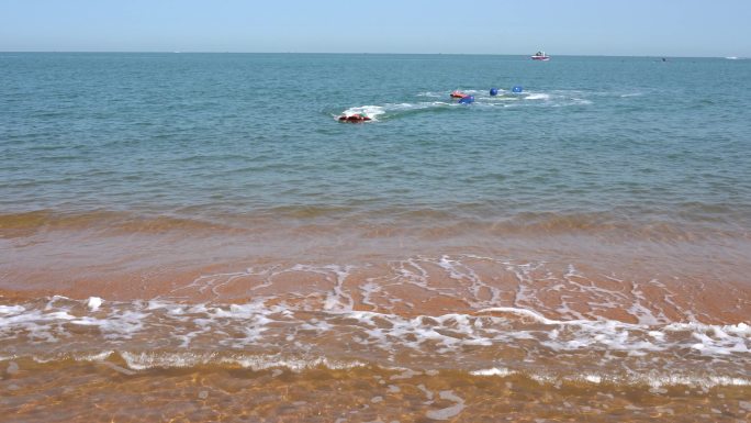 威海海岸警察操作水上无人救生装备