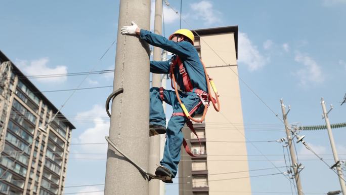 带电上杆穿戴和上杆实拍素材