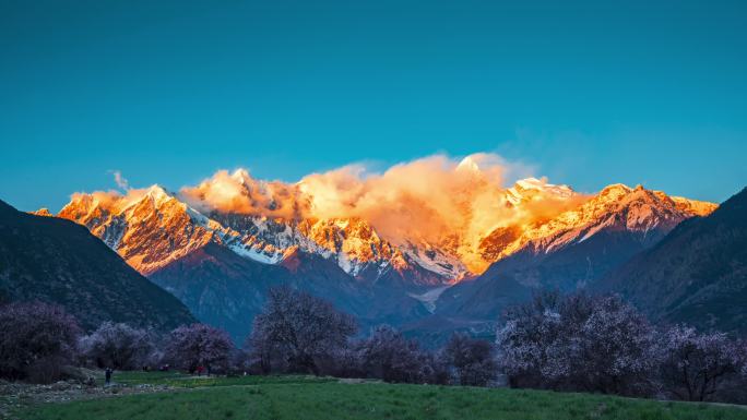 南迦巴瓦峰日照金山